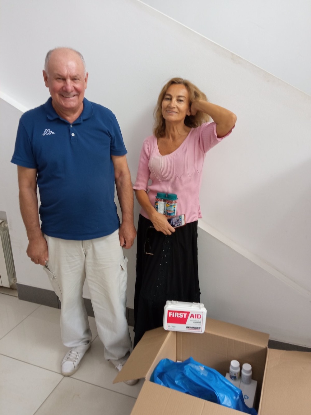 Фото чоловіка і жінки біля коробки з медикаментами