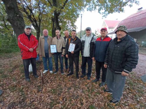 Група людей, серед яких - з нагородами